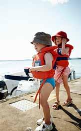 في البحيرة عندما يكون األطفال برفقتك في رحلة على متن القارب فإن استخدام الحس السليم سوف يوفر عليك الكثير.