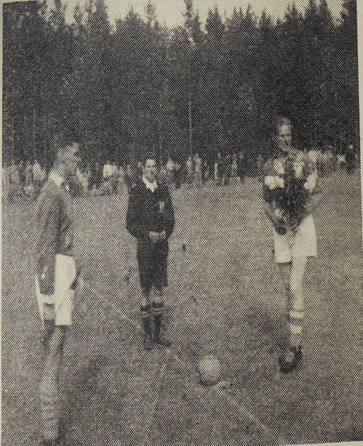 Från invigningen av den gräsbelagda planen år 1952. Fr.v. Tore Åhs, IK Brage, Emil Gustavsson och Kål Olle. T.h. Emil Gustavsson och Kål Olle. Färnäs-Oxberg 2-0.