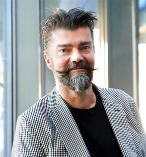 Jonas Darnell Jonas Darnell är en av Sveriges mest älskade och rutinerade serieskapare, hans egen kreation Herman Hedning har publicerats i snart 30 år.