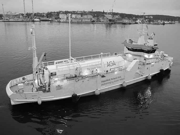 Figur 3. Bunkerbåten Seagas lastas vid Loudden och förtöjs vid bunkring på utsidan av färjan då den lägger till vid Stadsgårdskajen i Stockholm.