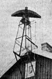 På taket till nya vakttornet syns radaranläggningens reflexantenn som vid användning roterar.