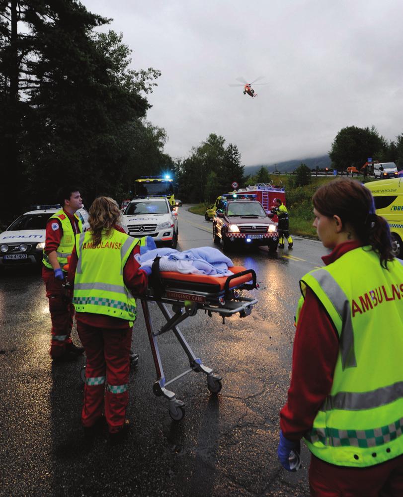 Ambulansbesättningen kunde höra skottlossning från Utøya och valde därför att tillfälligt backa till Sundvollen, något längre norrut. Fler ambulanser anlände dit efter hand.