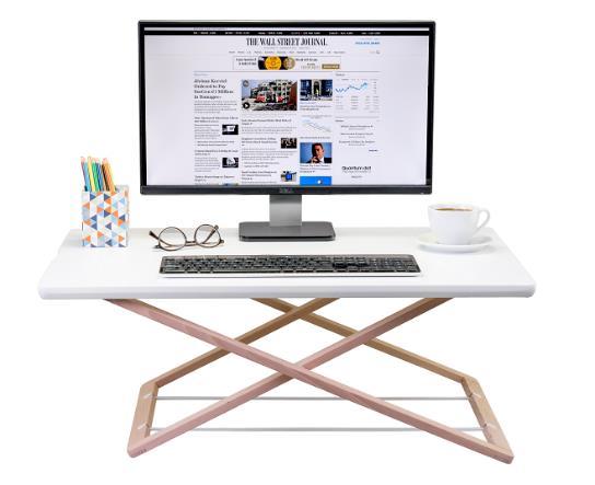 Freedesks produkter i korthet Den första lanserade produkten Freedesk Desk Riser är en enkel och mångsidig lösning för att ge användaren möjlighet att stå upp och arbeta.