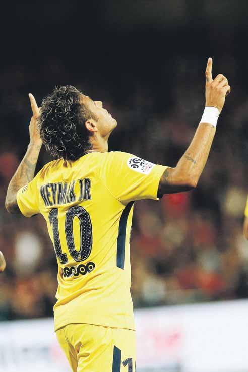 Brazílsky futbalista Neymar má po rekordnom prestupe z Barcelony za sebou úspešný debut v drese Paríža St. Germain.