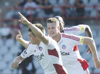 Lenže Spartak v prvom polčase uzemnil Ružomberčanov veľmi aktívnym futbalom. Dá sa napísať, že nie Liptáci, ale spartakovci, si presadili svoju aktívnu stratégiu na tento zápas.