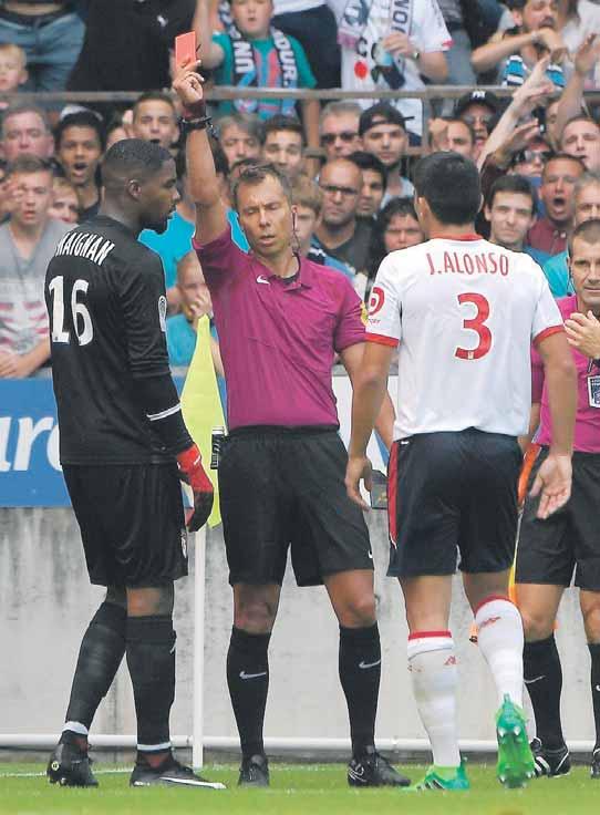 V prvom z dvojice zápasov zvíťazil biely balet na Nou Campe 3:1. Stretnutie v Barcelone prinieslo viacero kontroverzných okamihov. Prvý polčas však zrejme fanúšikov príliš nenadchol.
