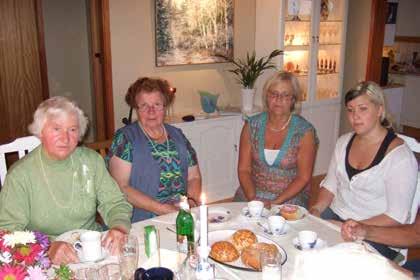2 Kaffeerunde bei der Familie Karlsson, (von links) Zdislawa Rosza, Helena Glovacki, Kerstin Karlsson und ihre Tocher Marie, 2009. Foto: U.