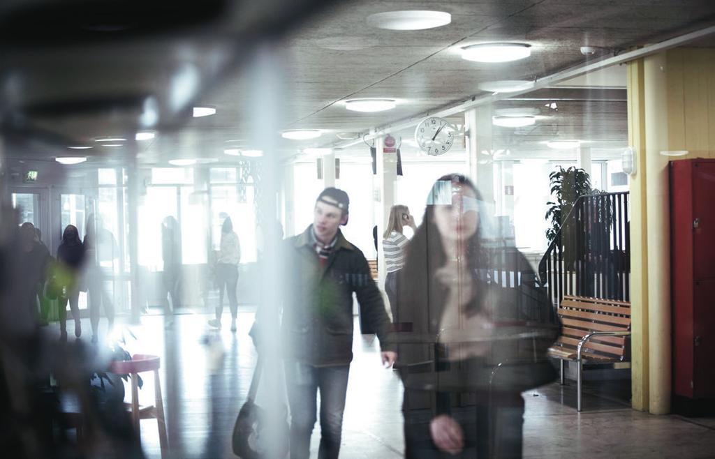 NÄRVARO OCH FRÅNVARO Att gå på gymnasiet är en rättighet, men det är en frivillig skolform och du som nu har bestämt dig för att börja gymnasiet har också sagt ja till de regler vi har.