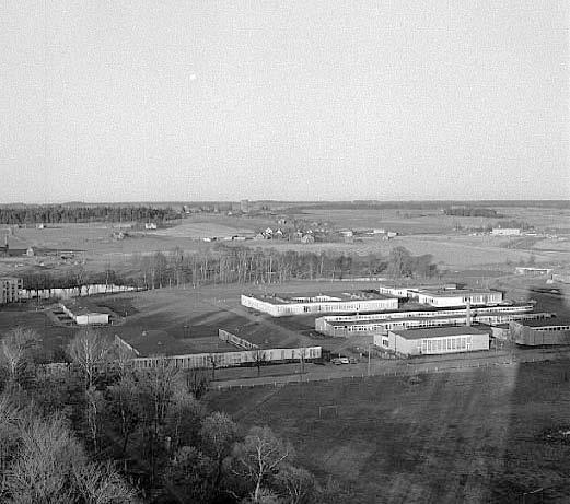 3 3.1 TÄVLINGEN I KORTHET Med anledning av att en ny högstadieskola ska byggas och betydelsen av områdets utveckling för övriga Skara beslöt staden att arrangera en inbjuden tävling.