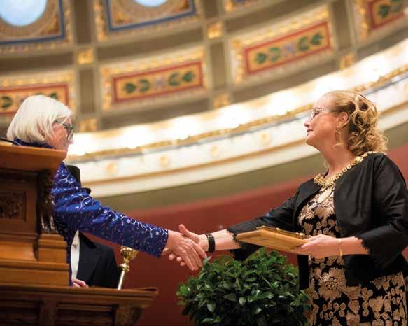 Birgitta Böhlin, vikarierande generaldirektör för Statens fastighetsverk, överlämnar nyckeln