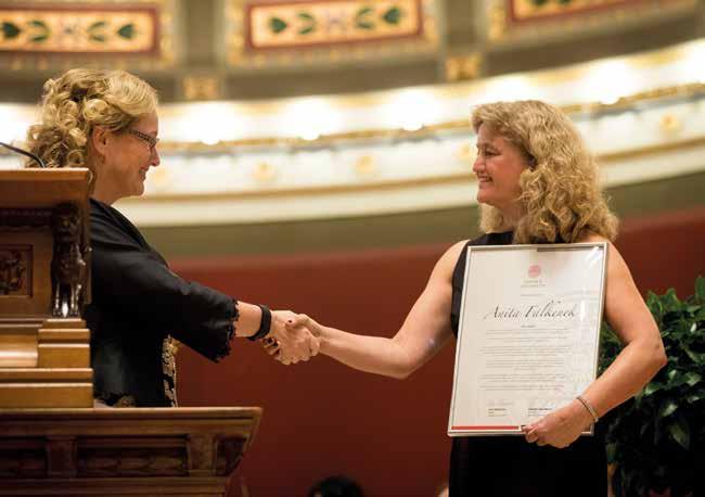 Anita Falkenek mottar diplomet som Årets alumn 2017 av rektor Eva Åkesson.