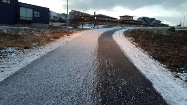 var ný byrjað að frysta aftur og stuttu síðar fór að snjóa.