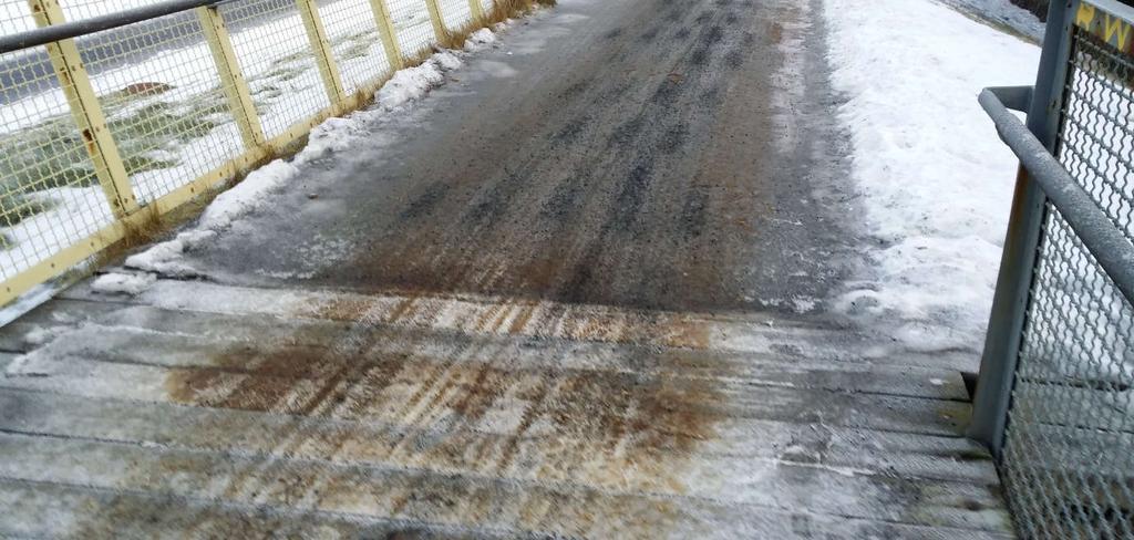 Einnig er meiri viðloðun í efninu sem gerir það að verkum að hann endist mun lengur og minnkar þar af leiðandi saltnotkun. Íblöndunarefnið gerir pækilinn brúnleitan.