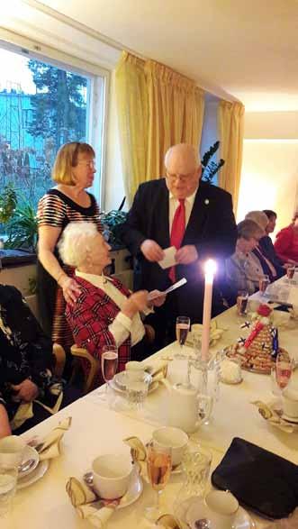 HELLA PUTUS 100 ÅR HYLLADES Vi firade den energiska och evigt unga Hella Putus 100-års dag på Arbetets Vänners seniorhem Gullvivan på Brändö i Helsingfors den 22.12.2016.