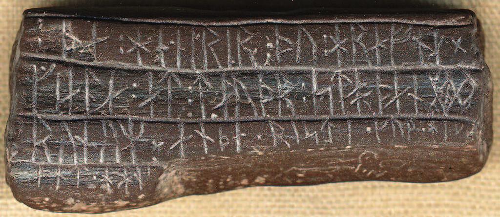 90 Helmer Gustavson Fig. 1. Runinskriften på Sigtunabrynet. Foto J. Vincent, Sigtuna museum. The runic inscription on the Sigtuna whetstone. omgående i Fornvännen 1983 av Thorgunn Snaedal.