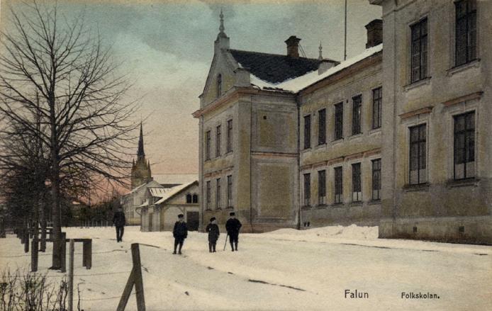 BIBLIOTEKET I ÖSTRA SKOLAN Under 1800-talets lopp växte stadsbibliotekets boksamling snabbt. År 1896 var man uppe i 853 band och 1903 i över 1000.