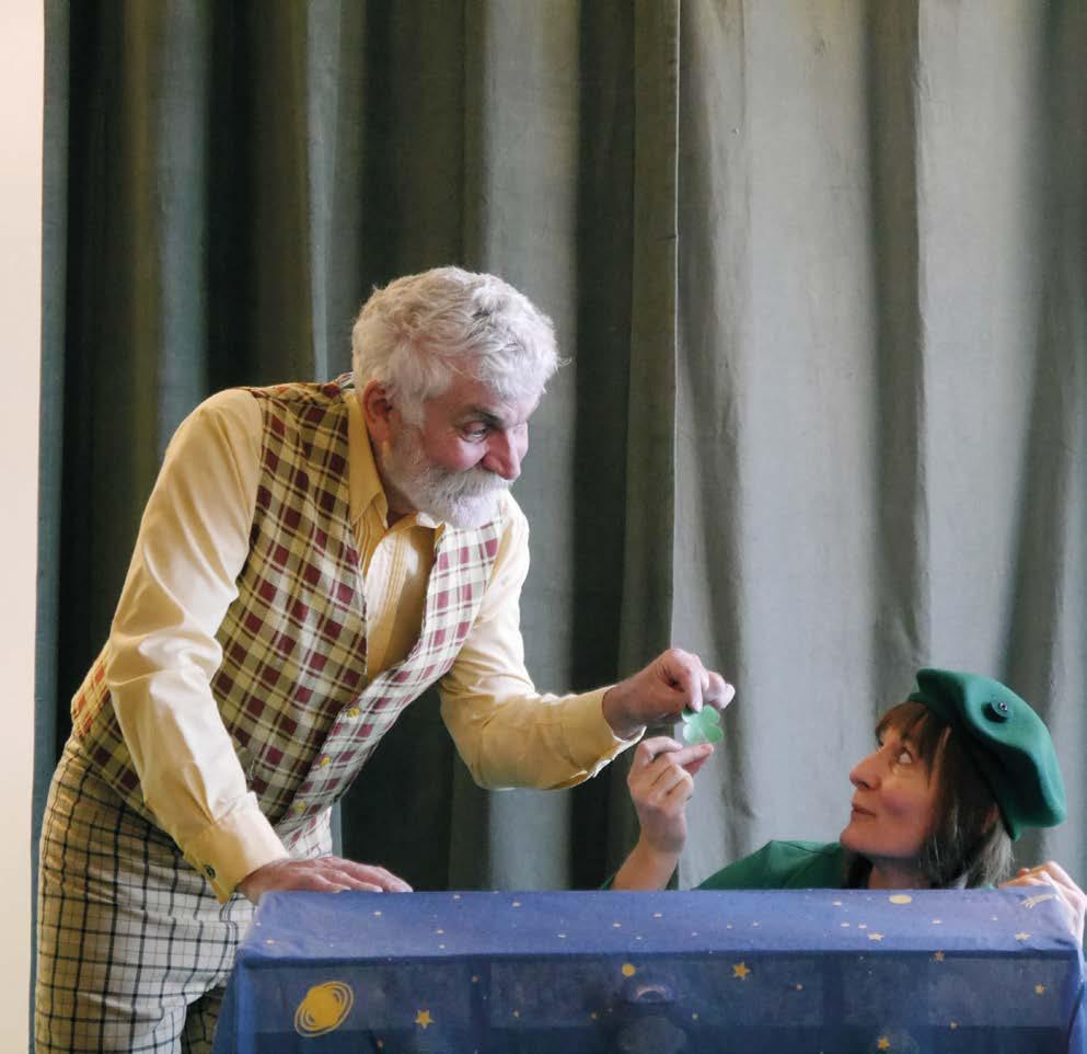 Frö Teater Tre Att så ett frö, odla, bygga ett träd, vara ett moln Frö är en berättelse om naturens kretslopp, livets gång och människans förundran för sådant som växer. Ålder: 2-4 år.