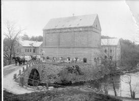 Miljön är Slöinge i Halland: bördiga spannmålsfält, Suseåns forsar, mjölkstinna kor och de gröna kullarna runt