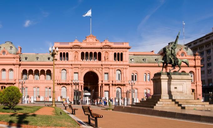 stadsrundtur i de södra delarna av staden och stannar vid Plaza de Mayo som är viktigaste torg.