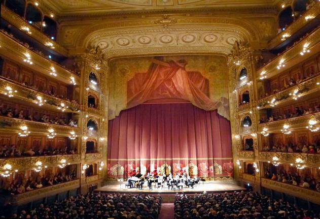 Den som är intresserad kan följa med till Teatro Colón för att se en opera. Operahuset rankas som ett av världens främsta och är känt för sin magnifika akustik.