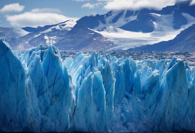 Fynda och njut av stämningen! Härifrån beger vi oss till flygplatsen för att flyga 280 mil till södra Anderna och El Calafate i Patagonien där vi landar på kvällen. Den lilla staden med ca 22.