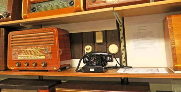 8 Trådradioinstallation på Radiomuseet Telefonen är kopplad till filtret i mitten via den högra runda kopplingsdosan till höger.