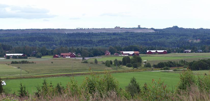 Gamla missionshuset med plats för ett tiotal vävstolar som brukas flera dagar i veckan av bland annat byns vävkunniga. Privatägd men alster finns till försäljning under hantverksveckan i bygdegården.