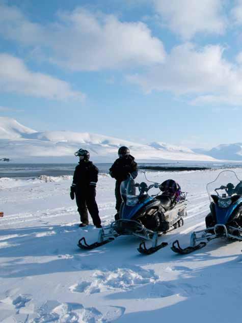 36 MOTORFÖRAREN REPORTAGE nummer 8 2017 STORSLAGET. Longyerbyen är ett livfullt samhälle i arktisk miljö. HUNDSPANN. Gillar du äventyr är hundspann ett måste. KYLA.