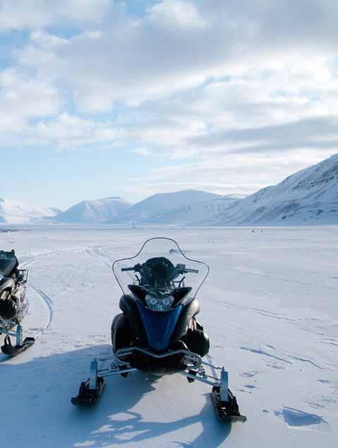 37 nummer 8 20171 REPORTAGE MOTORFÖRAREN foto: Cenneth Sparby TOPPTUR. Att gå på tur uppför är väl värt mödan. VILDREN. På Svalbard är det lätt att få närkontakt med renarna.