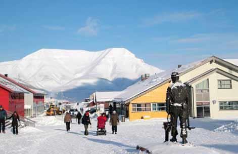 Norge fick 1920 bestämmanderätt över ögruppen. All verksamhet regleras av en internationell traktat, som även ger andra länder rätt att bedriva forskning och prospektering på Svalbard.