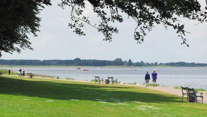 Hotel Strandparken Hotellet är beläget i vackra omgivningar, där ni kan koppla av och åka på utflykt. Ni bor i Strandparken i Holbæk, med utsikt över fjorden.