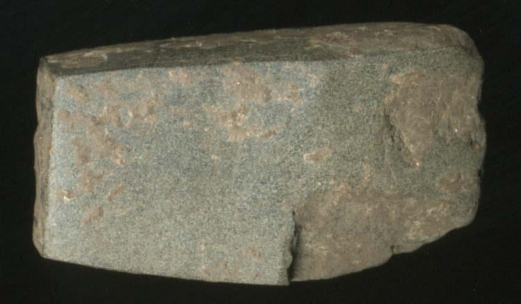 som var cirka 20 cm i mäktighet. Lösfynd av människoben långt under plogdjup i Lager 5 konstaterades även i detta schakt. Fig. 7. Mejsel, ID:202190.