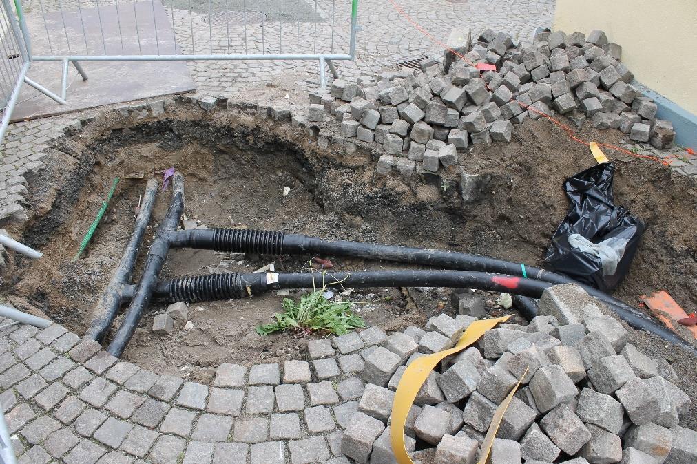 5. TEATERGRÄND Teatergränd är belägen i den södra delen av Ystads äldre bebyggelseområde. Schaktet var ca 0,6 meter djupt i gatan och ca 0,3 meter djupt i trottoaren.