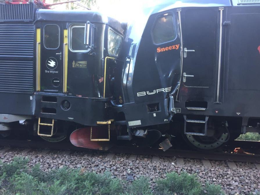 Figur 4. Kollisionen. Foto: Håkan Falk, Trafikverket. Föraren på tåg 69316 hade klivit ut ur sitt lok strax innan hjälpfordonet kom fram, och blev inte skadad vid händelsen.