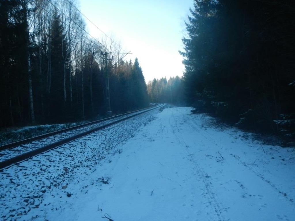 Figur 6. Olycksplatsen. Fotografiet är taget vid ett senare tillfälle (december 2016). Tåg 69316 var på väg i riktning mot fotografen; stigningen är 10 12 promille.
