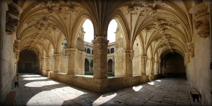 till Atapuerca. Här finns det tid att äta lunch innan vi kör vidare till Burgos (ca 30 min) där vi besöker katedralen.