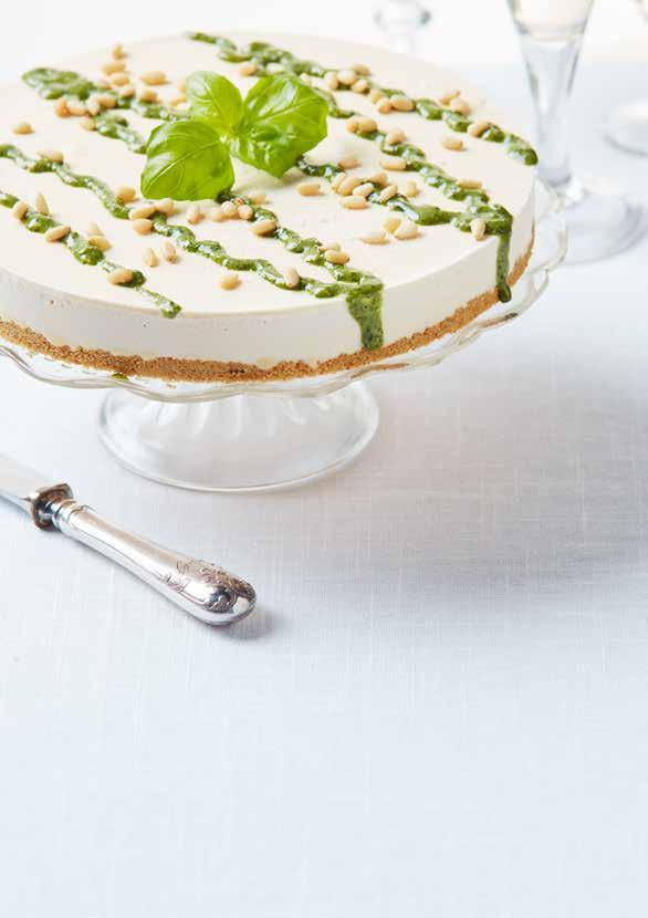 Citroncheesecake med basilikapesto 10-12 bitar Botten 30 g smör 10 st digestivekex 1 tsk malen kardemumma Cheesecake 3 äggulor 1 1/2 dl Dansukker Ljust Muscovadorörsocker 1 tsk Dansukker Vaniljsocker