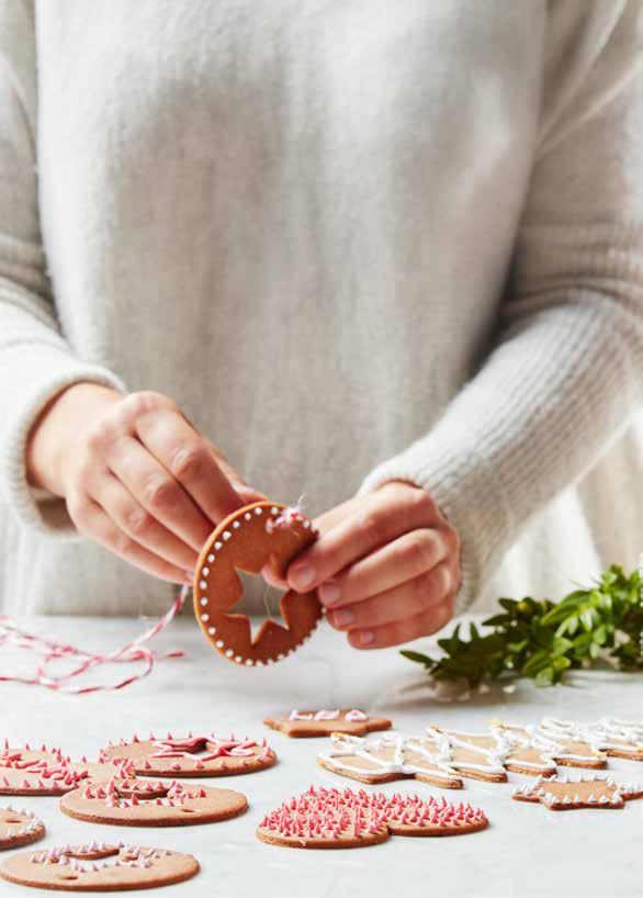 Hem ljuva hem Oavsett om du vill göra ett hus, julgransdekorationer, lyktor eller något annat, är härligt doftande pepparkakor julens kanske mest självklara inslag.