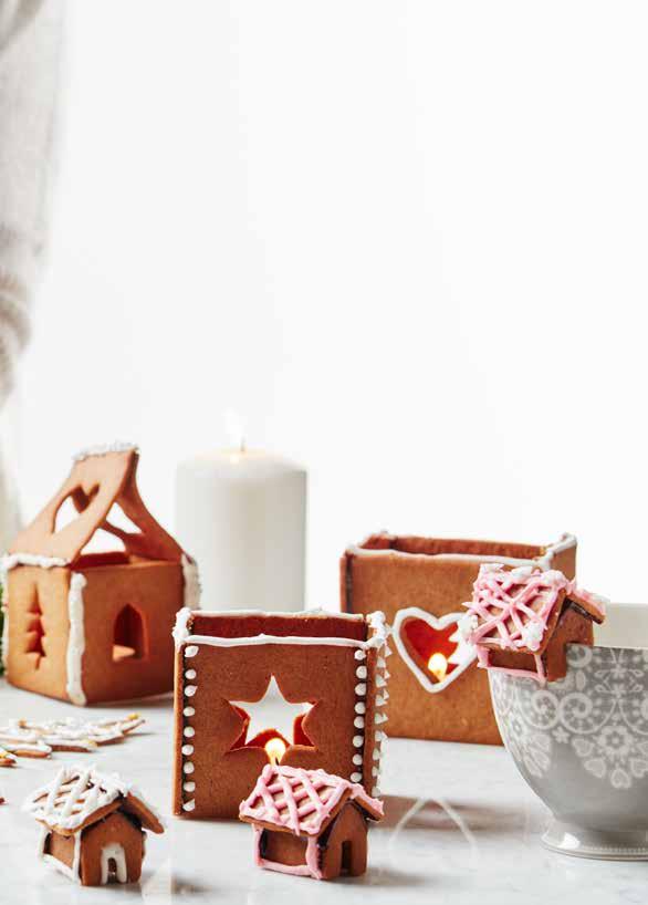 Pepparkakslyktor Pepparkaksdeg 200 g smör 2 1/4 dl Dansukker Strösocker 2 dl Dansukker Ljus Sirap 1 ägg 1 1/2 tsk bikarbonat 2 tsk malda nejlikor 1 tsk mald ingefära 1 tsk mald kanel ca 8 dl vetemjöl