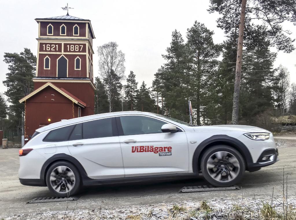 Skarvarna i motorhuv och dörrar är ordentligt tätade, motorhuven har dessutom rejäla ventilationsslitsar. Innerskärmar av plast fram, av filtmaterial bak. Skärmkanter bak utan smutssamlande hylla.