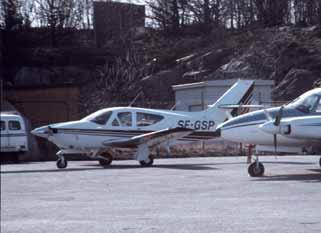 I Tornet, vanligen flygplatsens högsta byggnad, arbetar flygledare som har till uppgift att se till att taxning, start och landning samt flygning i närheten av flygplatsen kan ske på ett säkert sätt.