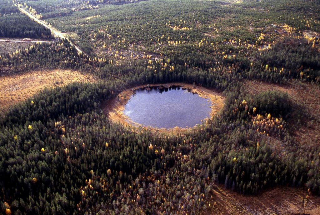 Meteoriter och misstänkta nedslagskratrar i norra Sverige