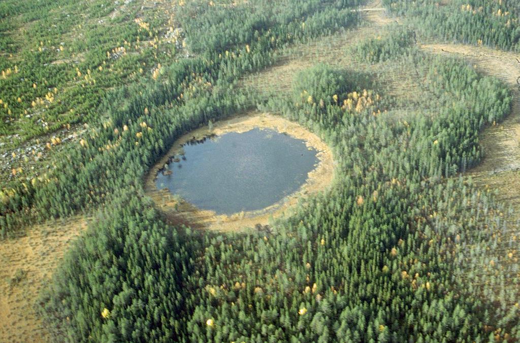 Tjärnen mäter ca 170 m i diameter vid högvatten och är då lika vackert cirkelrund som de andra beskrivna tjärnarna i södra Norrland (fig. 16, 17).