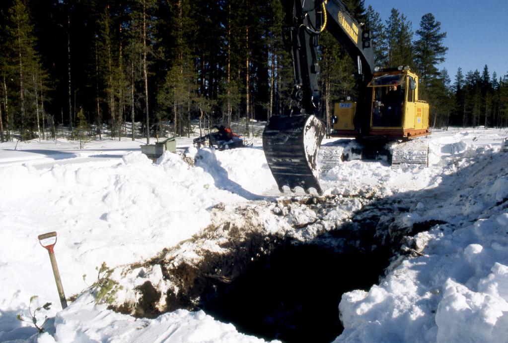 bäddarna visade entydigt att isen rörde sig från nordväst vid avsättningen. Motsvarande lagerföljd hittades också i skärningar längs en nybruten väg norr om Mossatjärnen.