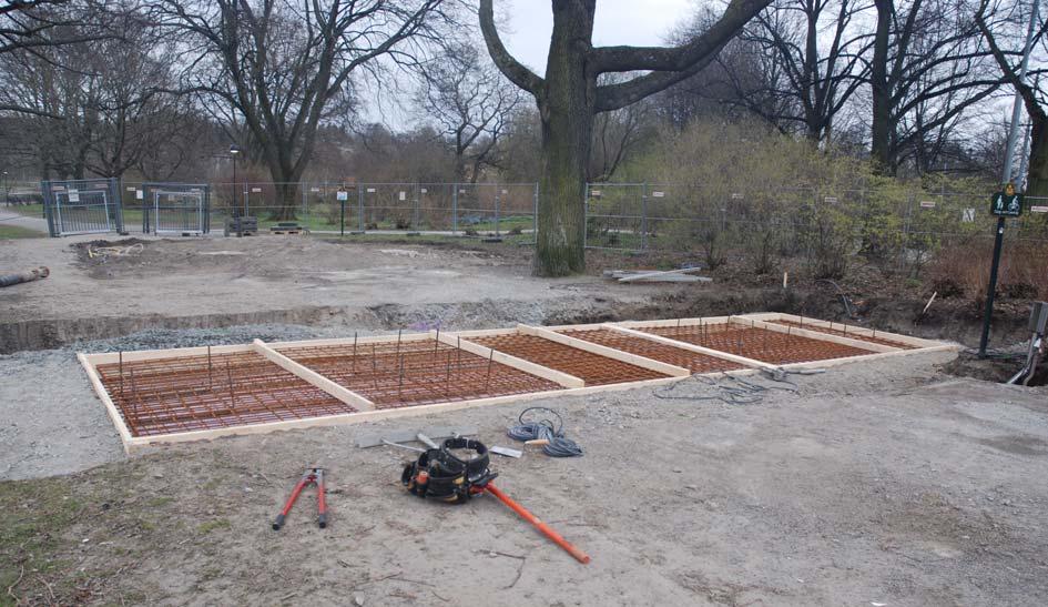 Ett nytt fundament konstruerades med en stor betongplatta på extruderad cellplast.