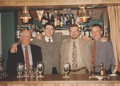 Sin första auktion genomförde Ulf år 1993 och sedan dess har det blivit totalt 27 auktioner. Ulf och författaren har varit kamrater i 37 år.