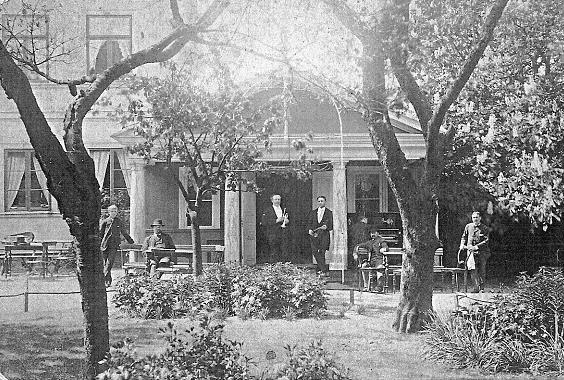 33 Redan 16 maj 1896 skrev man: Avertissementer, Å Frimurarekällarens Sommarrestaurang, konsert hvarje afton från kl. 7.30 till 10.30. (Några aftnar då med uppträdande af dansösimitatören hr John Lind).