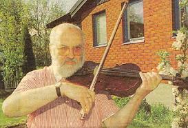Gärt Necksten, född 1934 började spela violin i orkestern år 1970. Efter några år finner vi honom i altviolinstämman där han sedan medverkade till 3 månader före sin bortgång i september 2005.