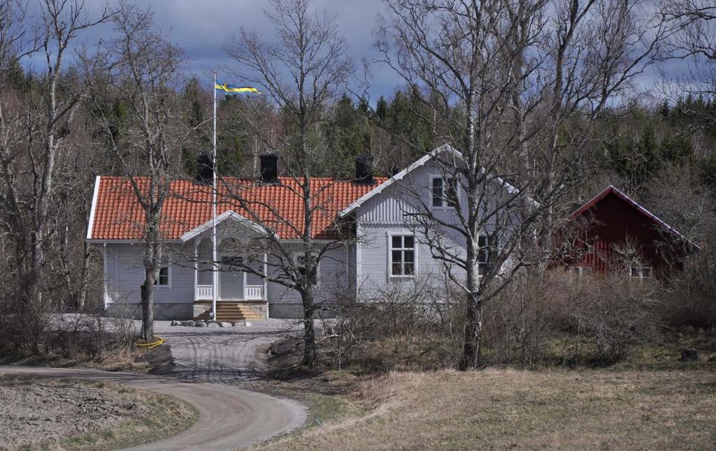 TULLBOTORP, TULLGARNS KUNGSGÅRD BESKRIVNING Totalrenoverad bostadsfastighet avsedd för permanentboende. Byggnadsyta på mark ca 220 m 2.