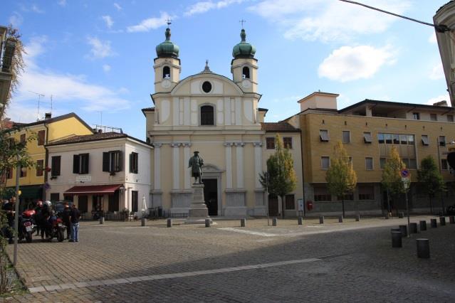 Här lämnar du leden och följer gatan till höger in i Gradisca d Isonzo och till ditt boende.